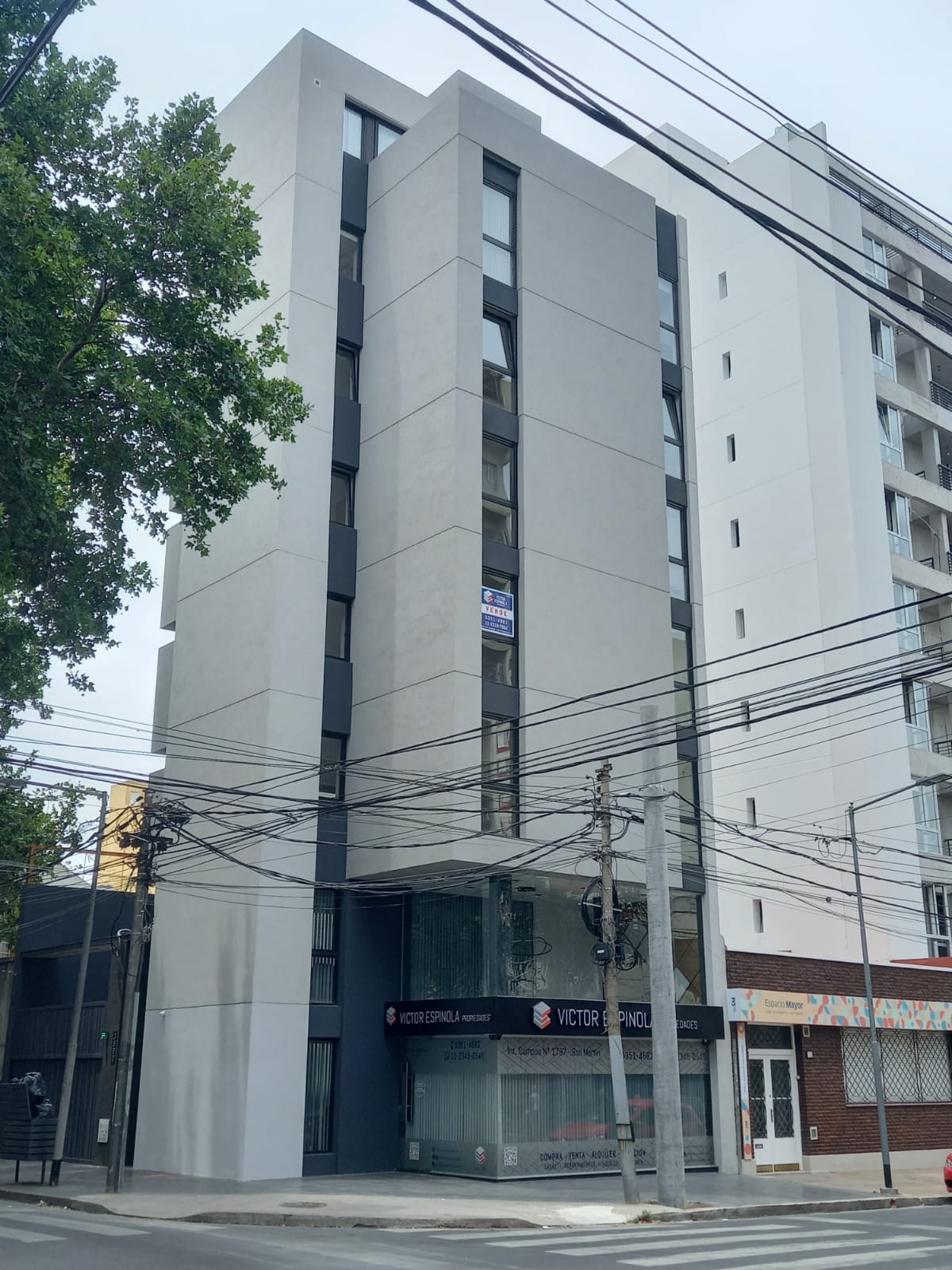 Edificio y oficina de Victor Espinola Propiedades en San Martín